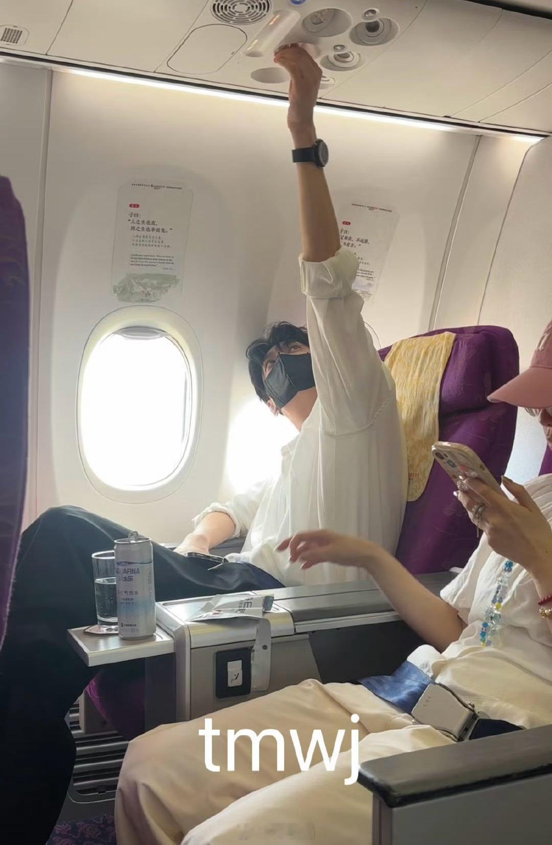 田栩宁被粉丝喊分手好佩服田雷，被疯狂贴脸开大人还是淡淡的，被挤成这样了也不忘收信