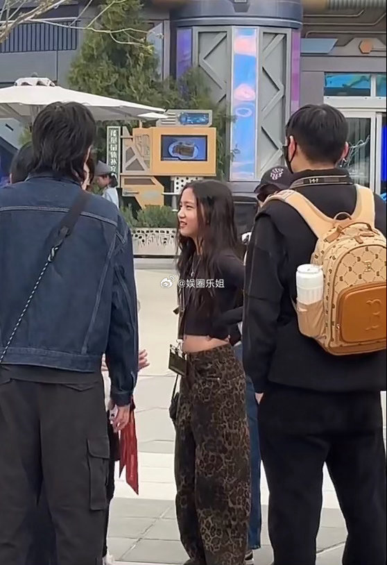 活泼可爱的多妹，跟姐姐完全两种风格，姐姐像妈妈，妹妹性格更像爸爸黄磊12岁二女儿