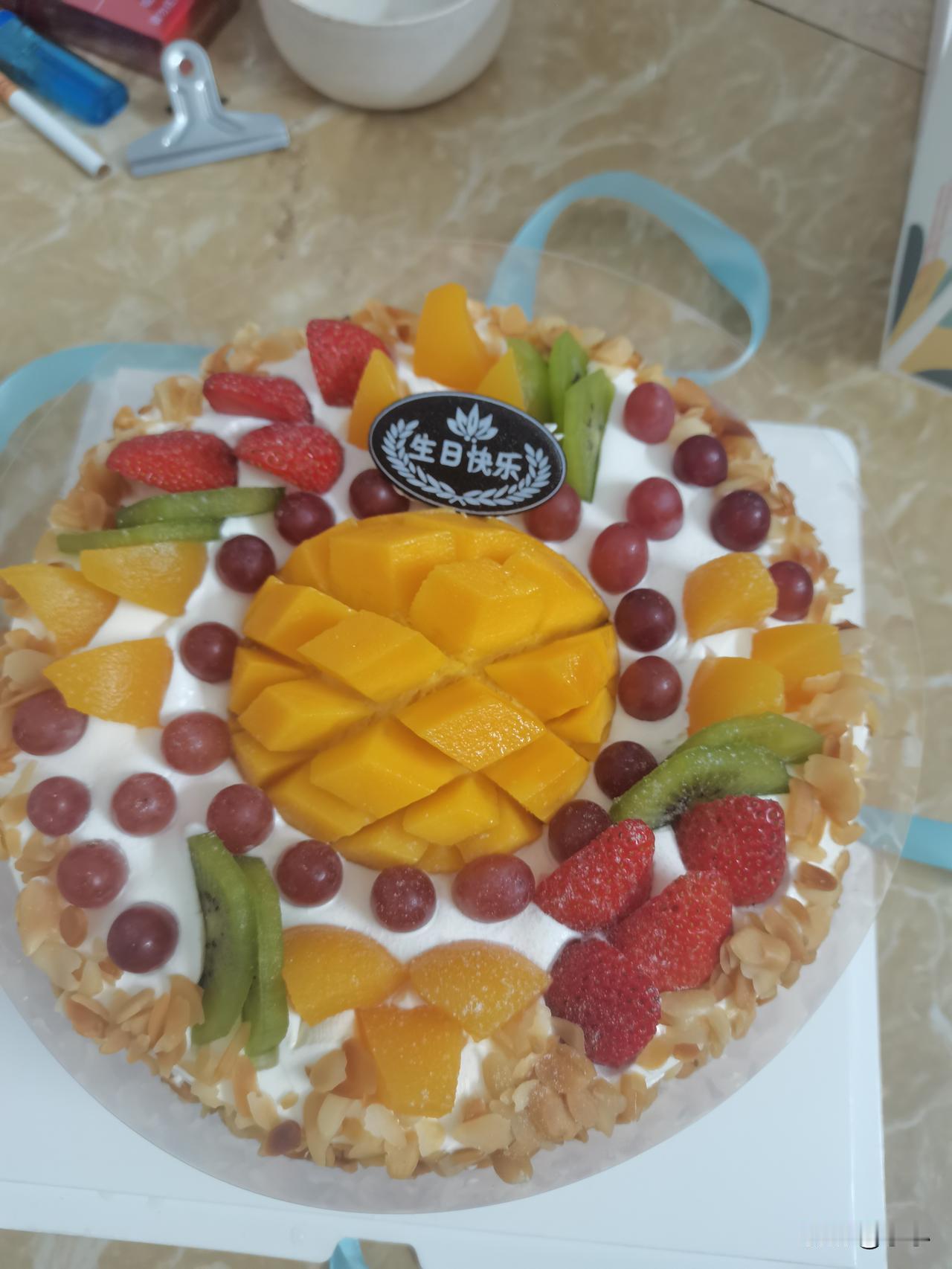 厂里每月都会办生日会，三月我的身份证生日到了，提前办了。

很开心，我的生日没吃