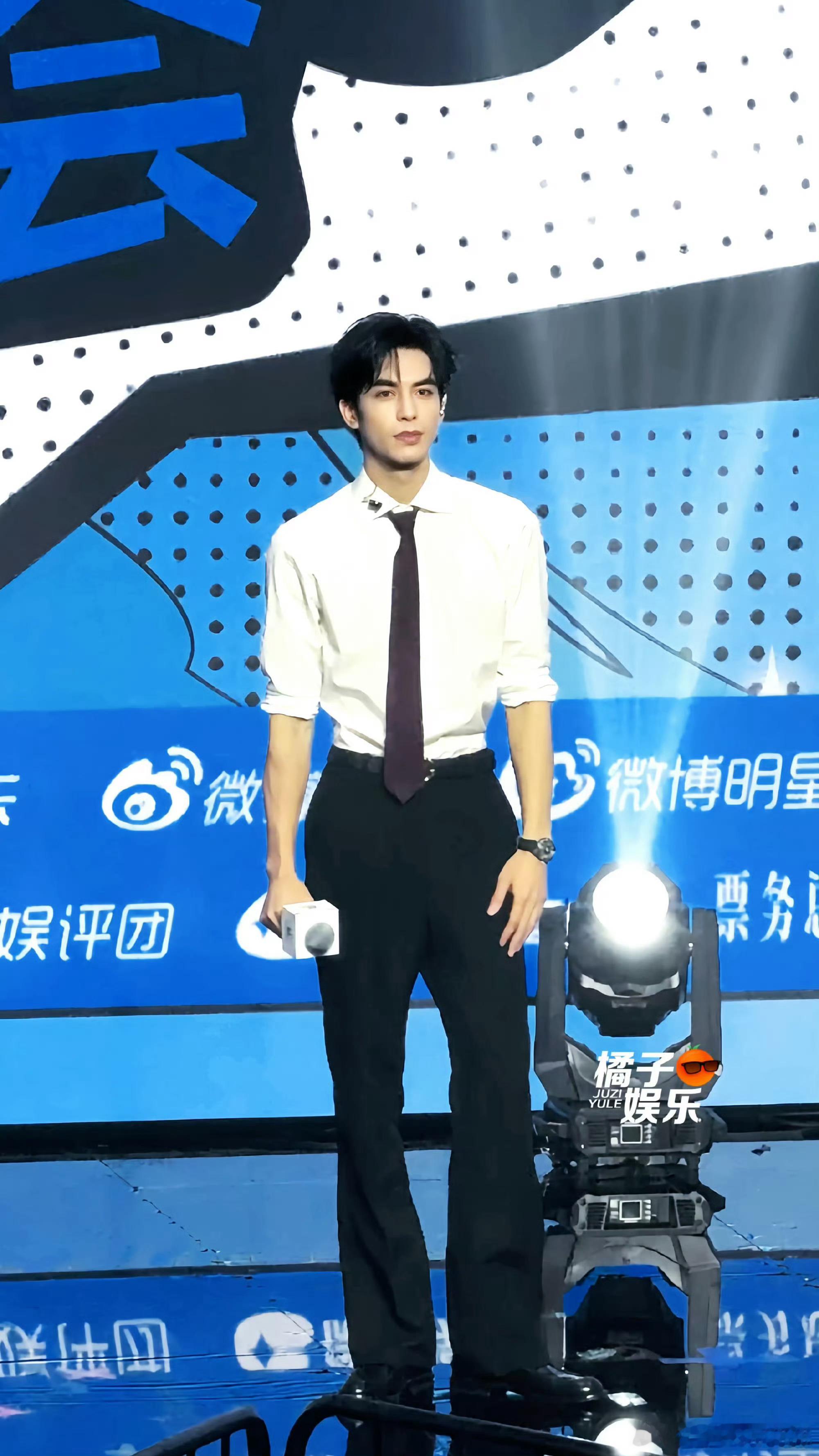 这么看很帅啊宽肩窄腰的，为啥一到剧里就差点意思 