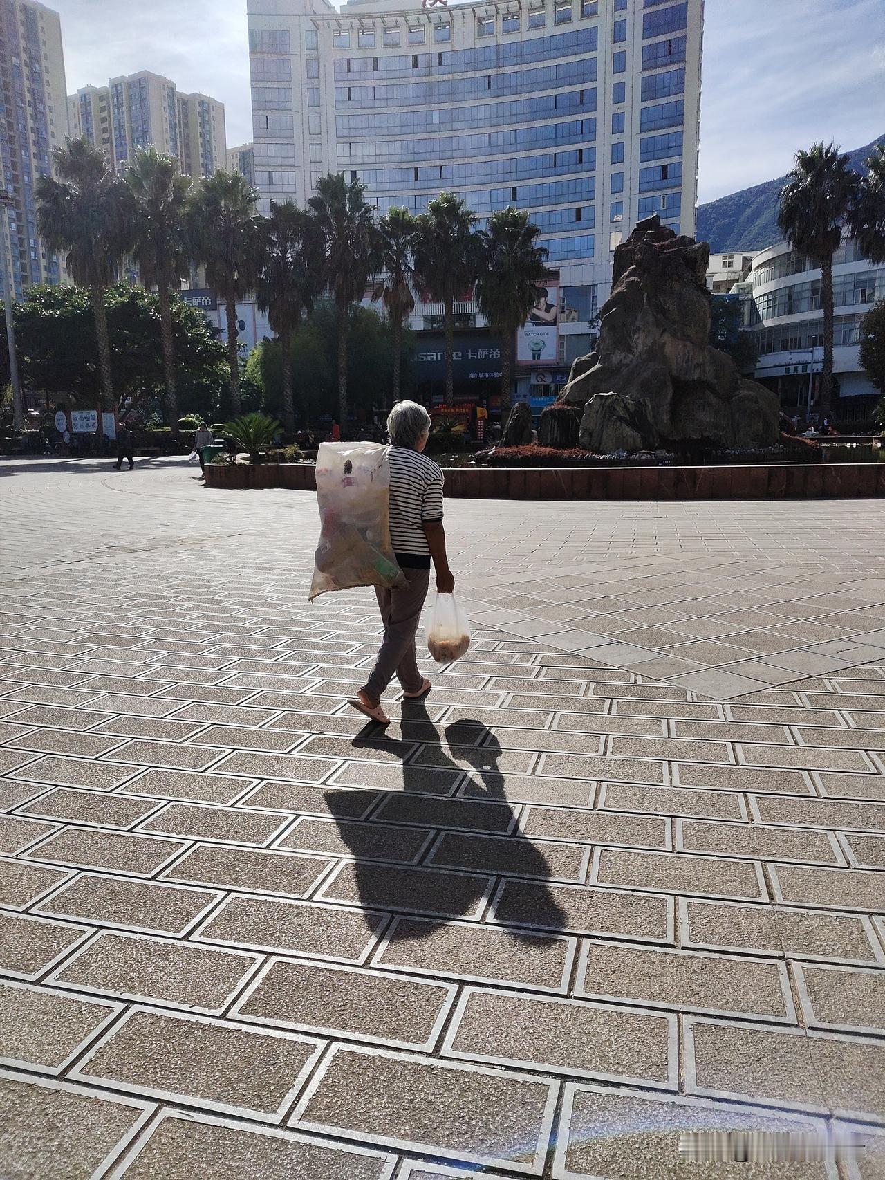 我突然感觉人老了之后，仿佛进到了另外一个世界。从前的快乐和活力已经远远离去，而且