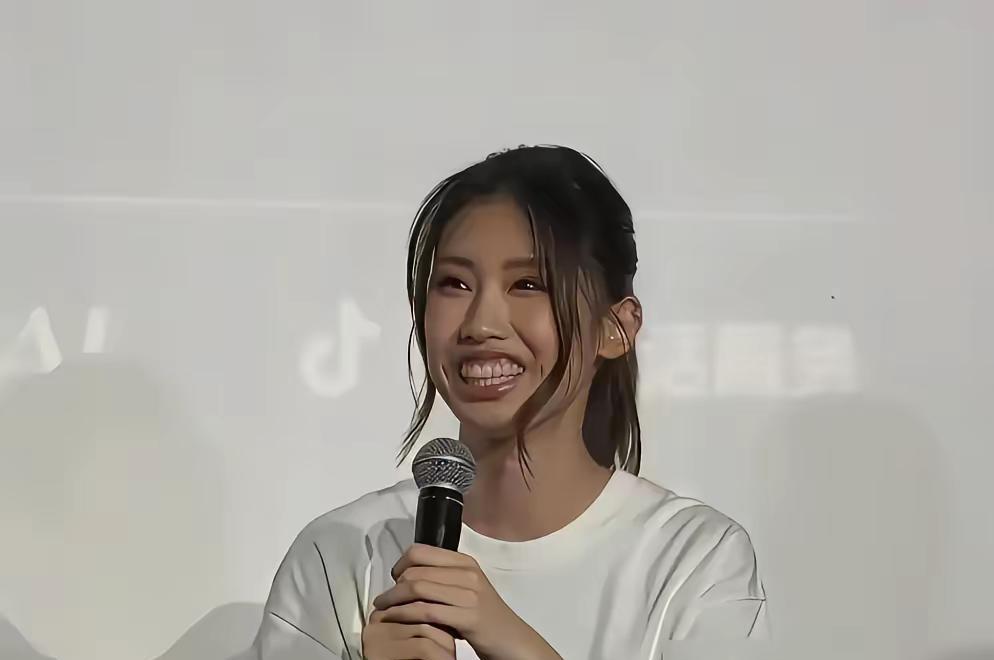 从福利院的小龅牙，到纽约大学电影系的准导演；从躲镜头到百花奖青春推荐人——冯小刚