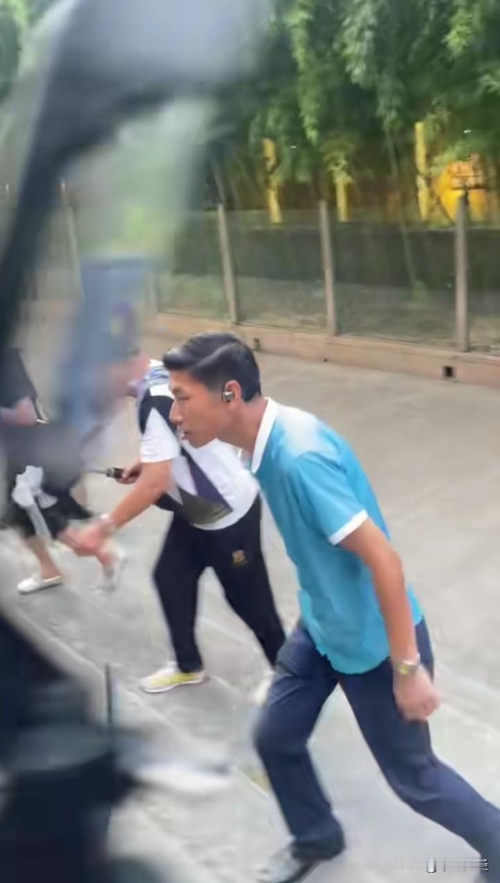 厉害了，张半仙走出了六亲不认的脚步！