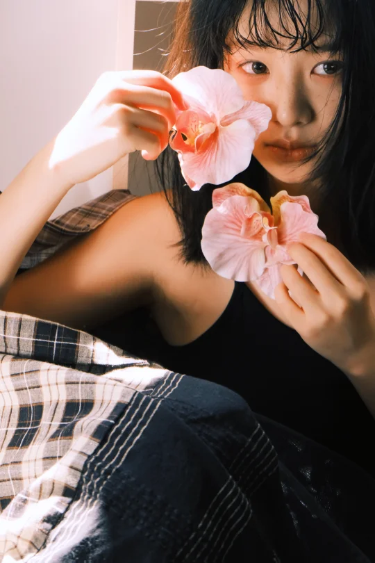 她催促着夏季，等待着秋天的来临