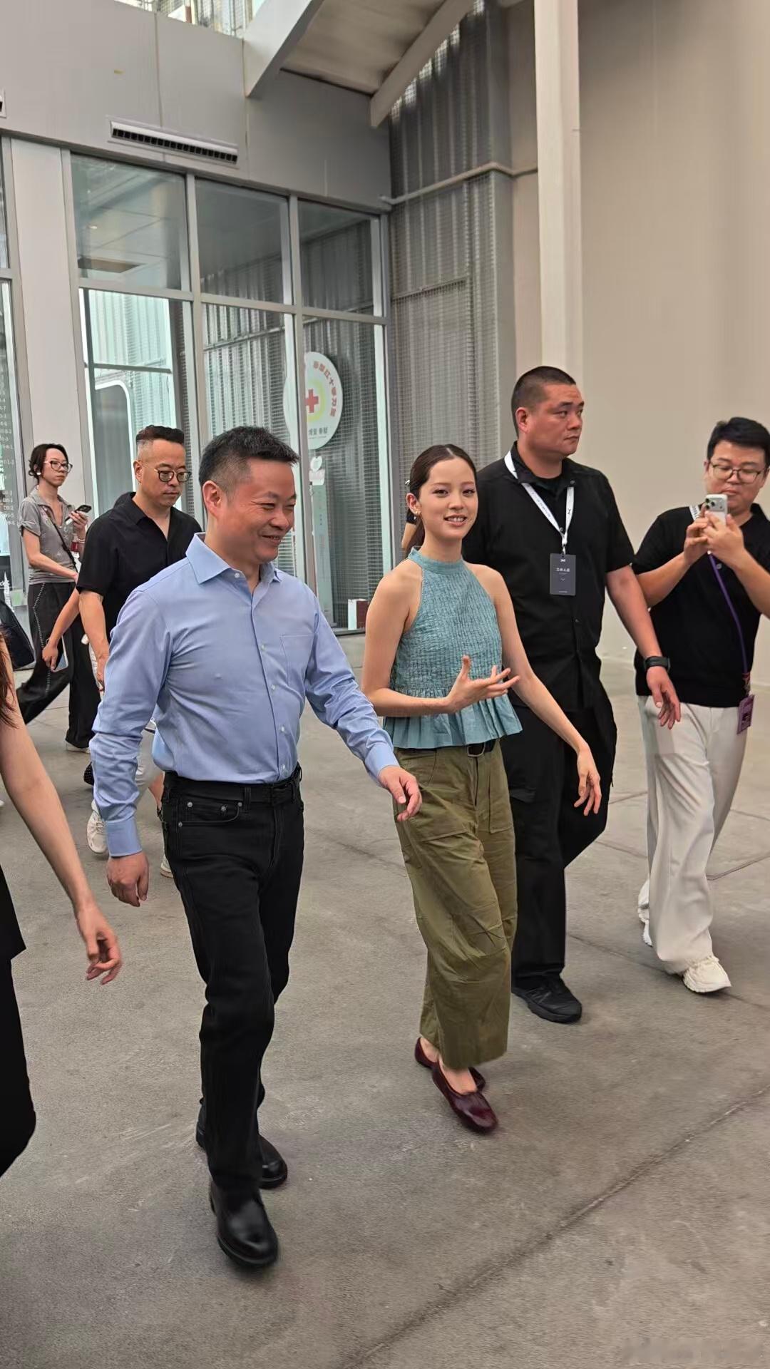 你们看看何小鹏和娜娜走在一起的时候都笑成啥样了不过换我和娜娜一起，我也开心成这样