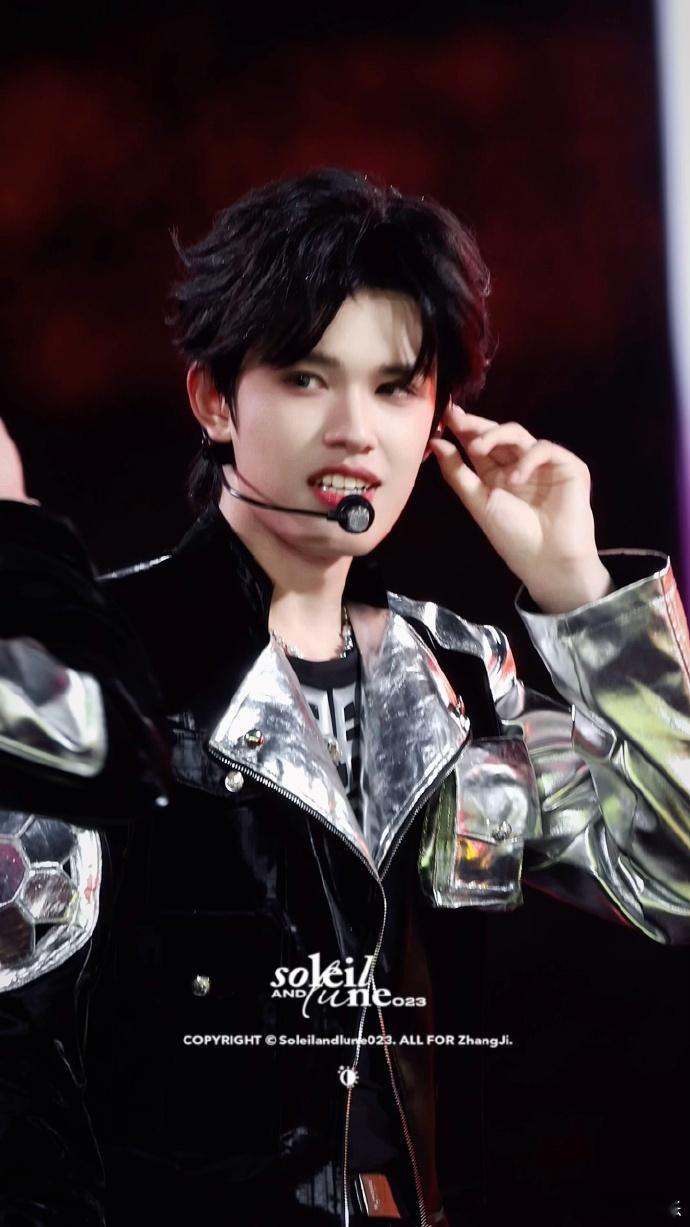 张极好久不见的啵啵 张极小朋友也太乖了吧，回家第一件事就是陪啵啵玩，女宝爸温柔值