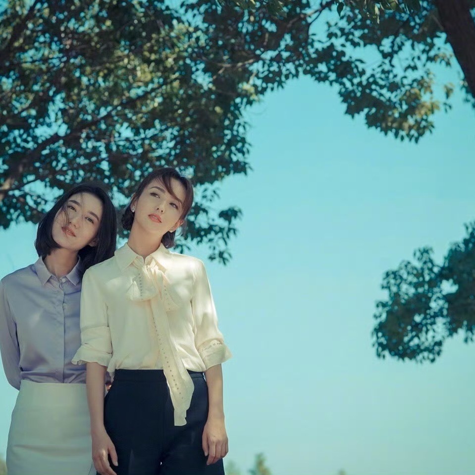 不营销不蹭热度的真闺蜜。我想到了佟丽娅和高露。佟丽娅和高露的闺蜜情，是娱乐圈难得