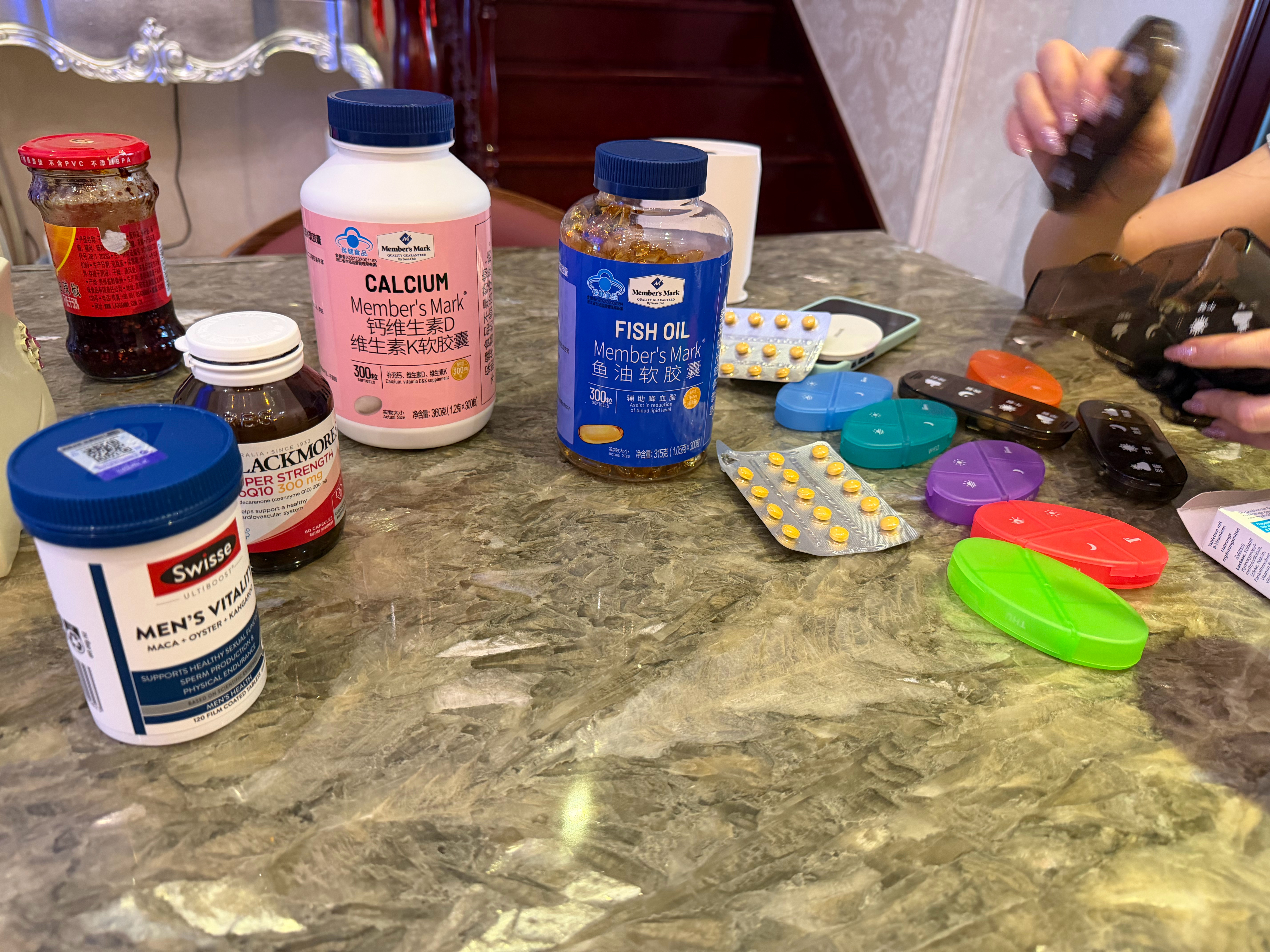 我媳妇又在给我装药！每天被逼着吃一堆保健品，关键在我非常强壮的情况下，不是我吹我