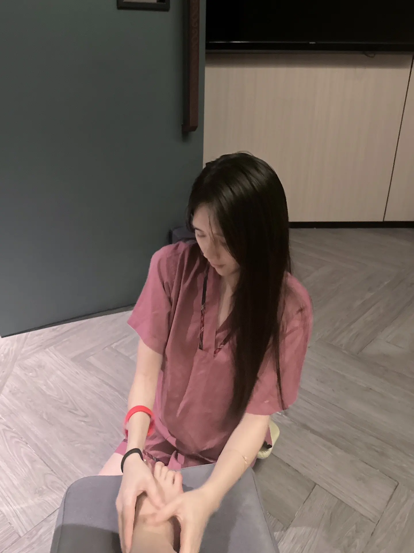 我不知道她叫什么名字，第一次见到她，是她拎着小箱子站在我面前…..