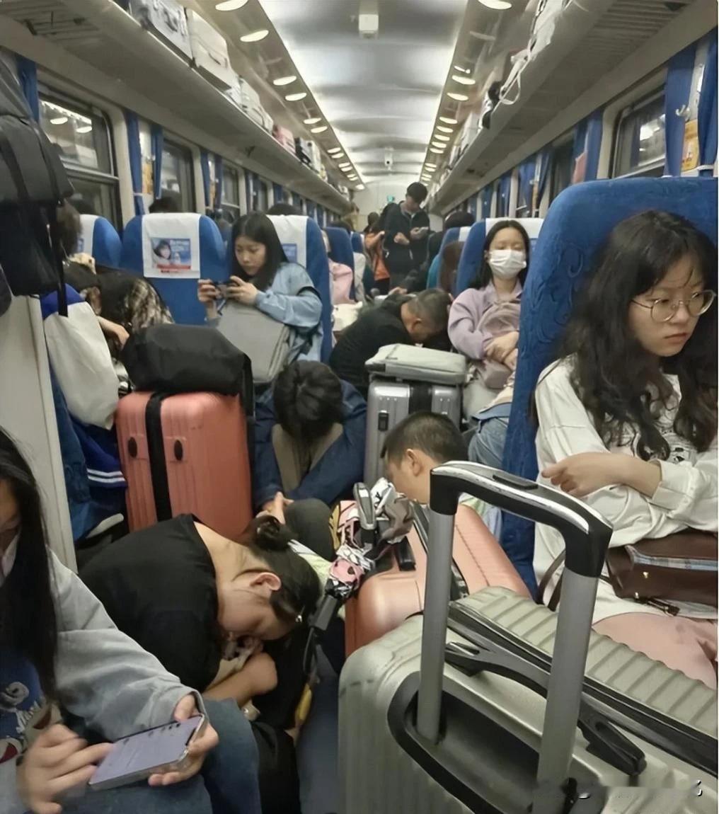 五一火车上大学生，不是铁腚就是铁腿！大学生：强到可怕熬到崩溃