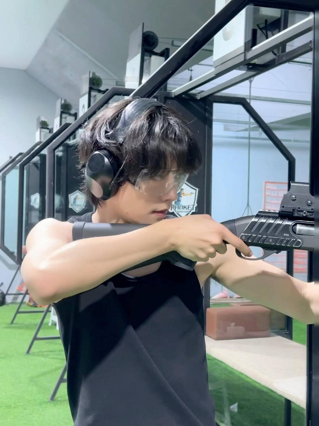 黑暗中，你的出现让我明白了什么是光，射击手肖宇梁也太帅了吧 