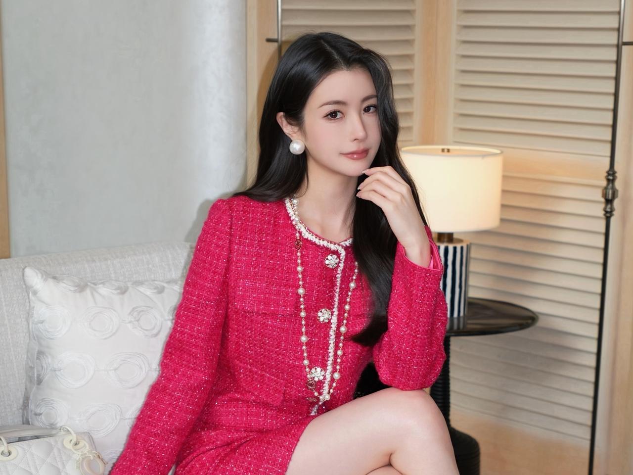 水龙吟·红裳雅影

作者Ⅰ朱珠
 
华堂簇锦春先到，一抹红裳明丽。
菱纹白袋，珠