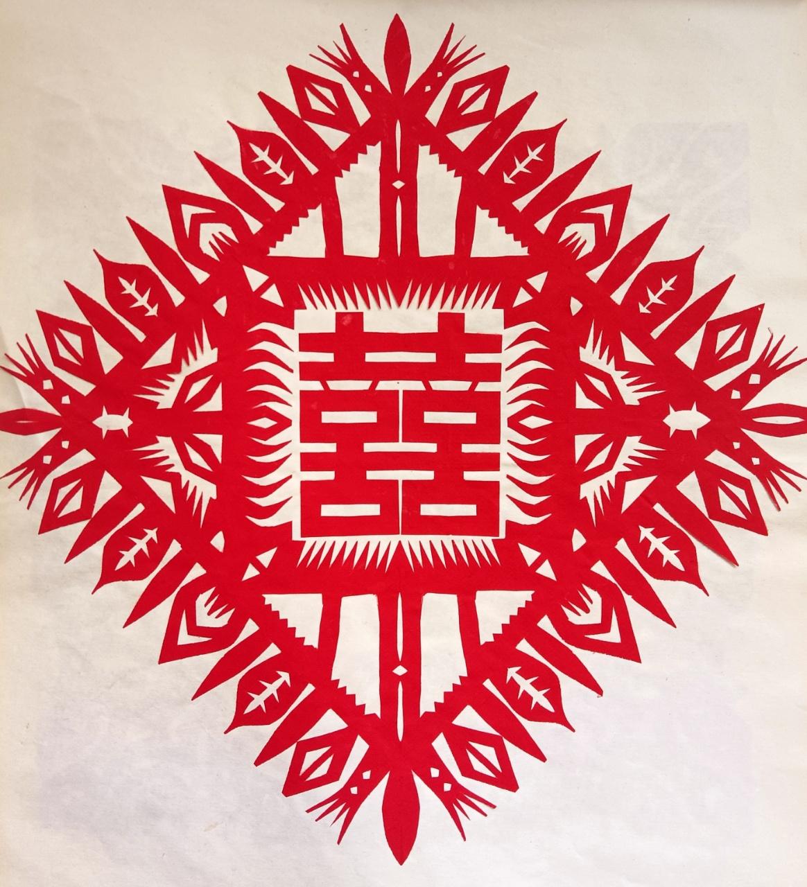 红纸裁出吉祥花，
巧剪同心喜到家。
旧稿翻来重品味，
剪刀藏韵绽芳华。
 
传统