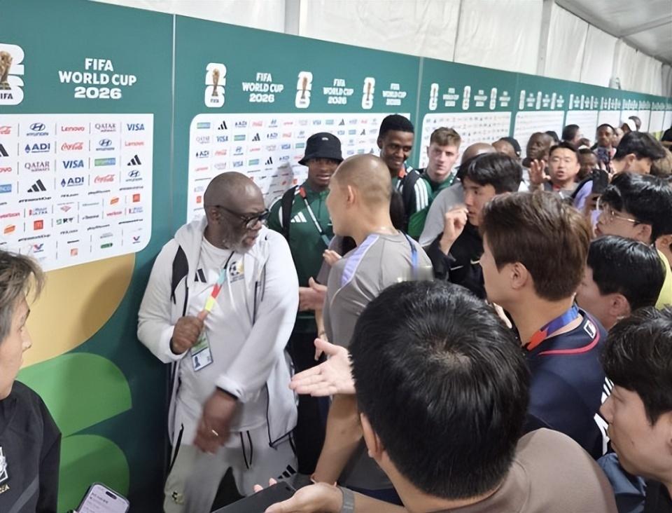 韩国南非赛后发生冲突世界杯小组赛，韩国队0-1不敌南非队，赛后，双方球员及工作人