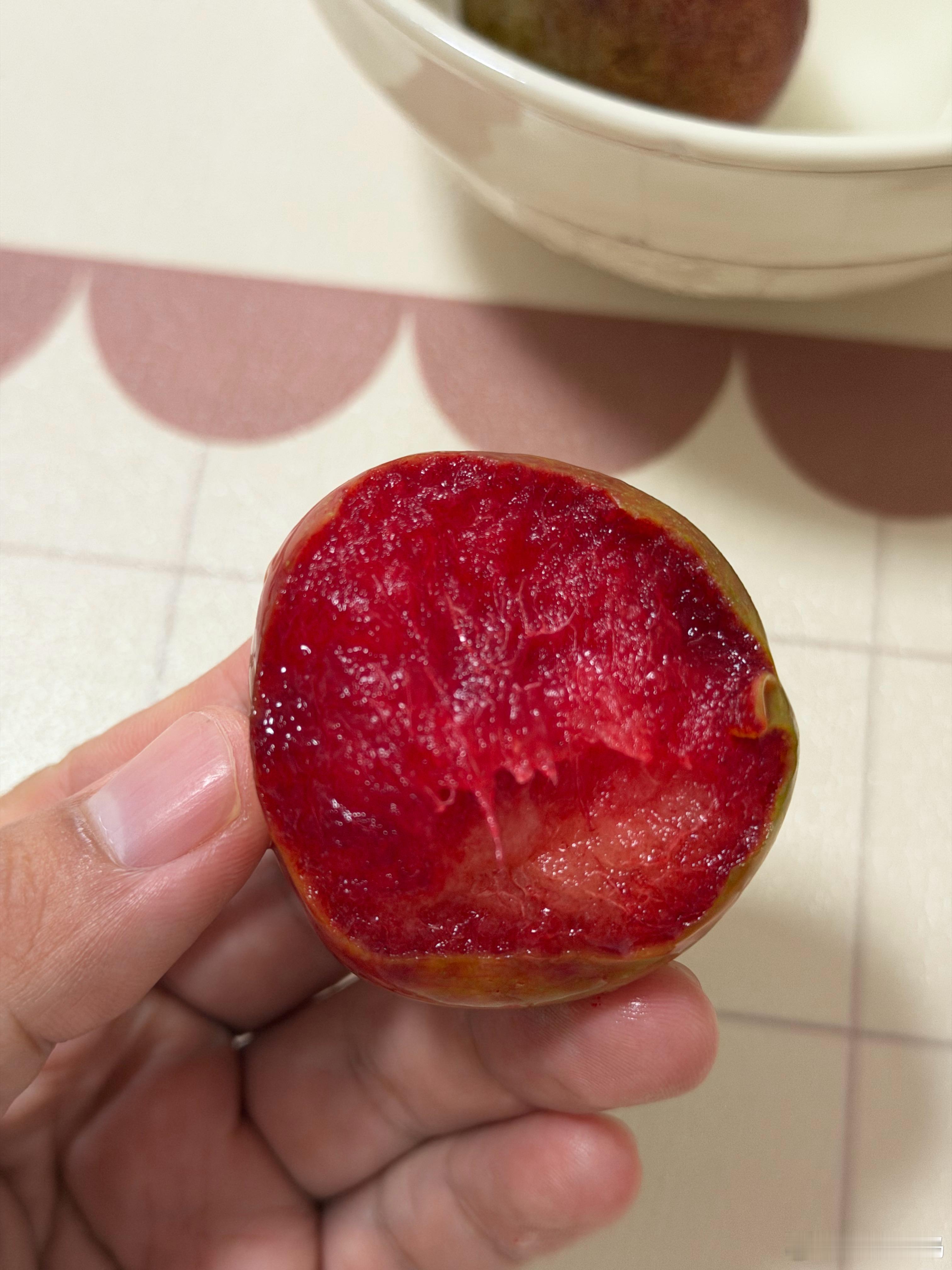 第一次吃这样的李子，果肉红色，超级甜