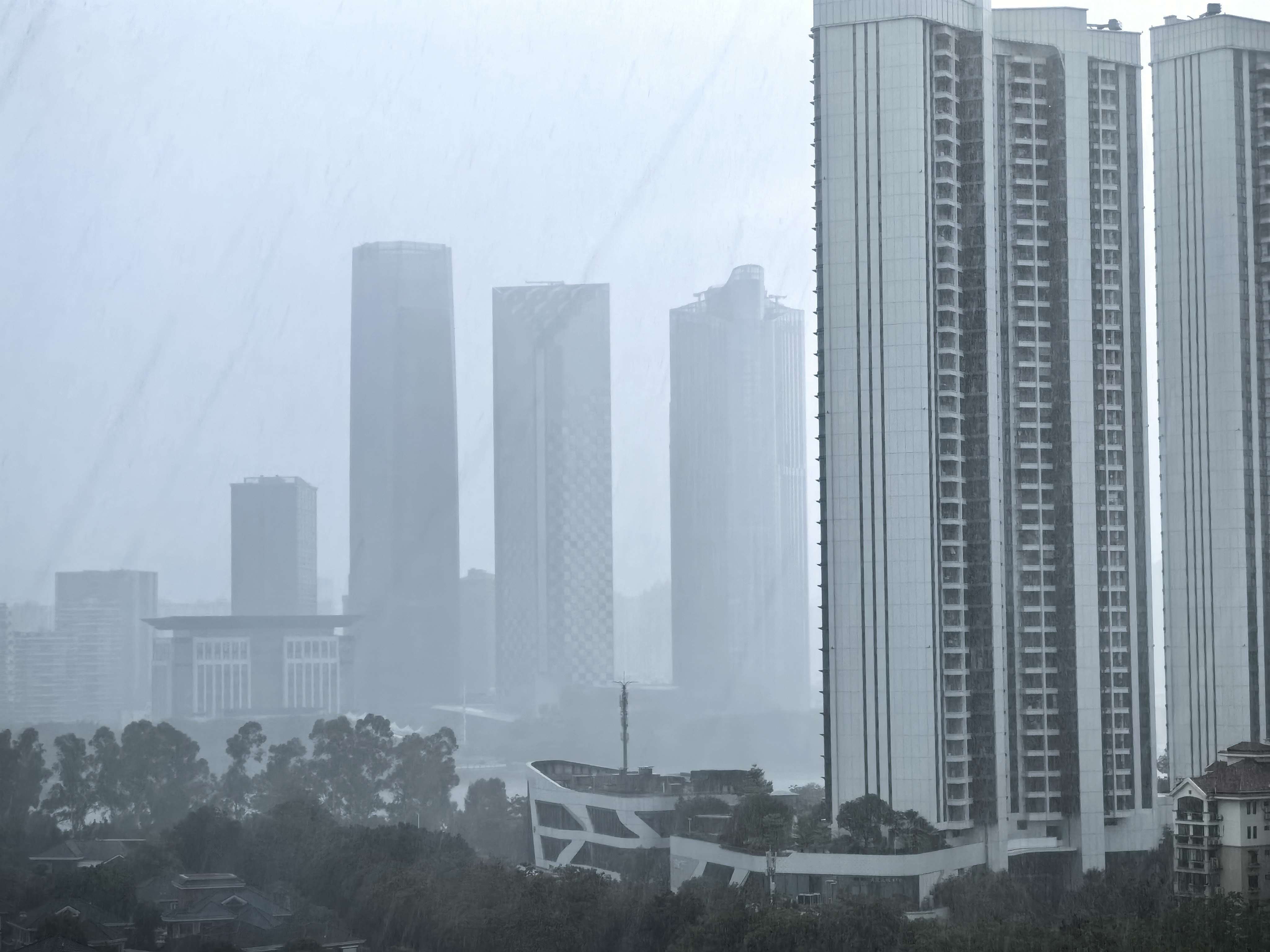 这么大的雨，今晚闽超还踢不踢了。 