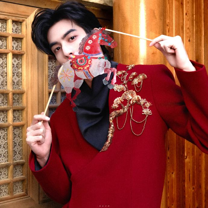 宋威龙[超话]  老公好帅我好爱 穿得像个新郎官演员[舔屏]宋威龙春晚合唱期待今