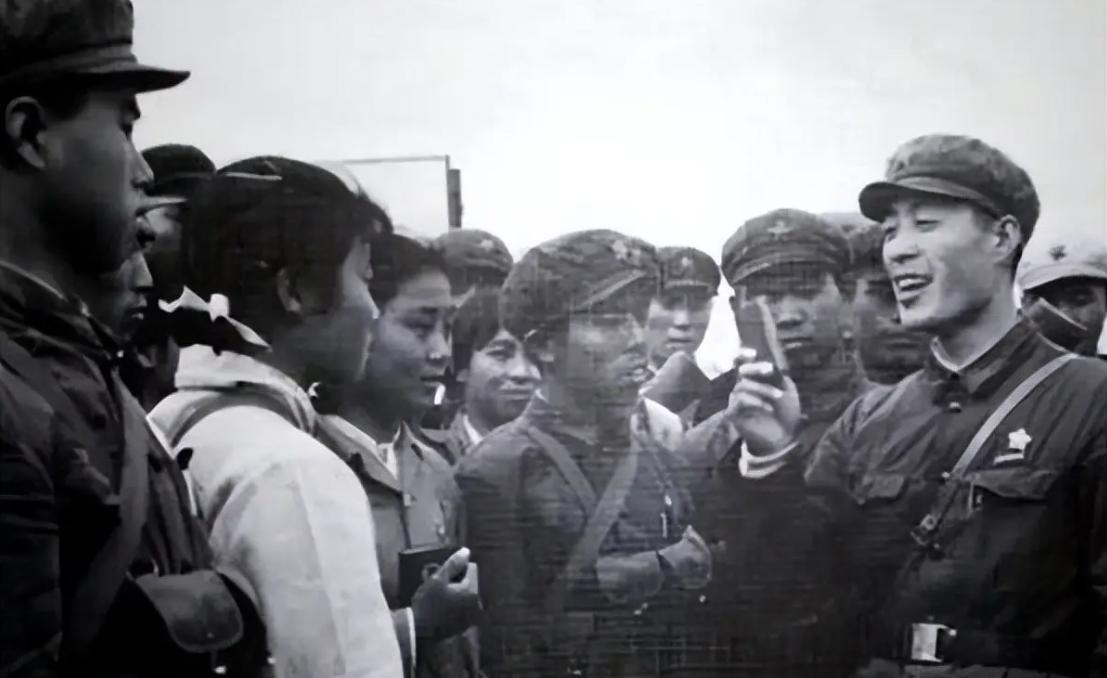 战友纷纷埋怨孙玉国：你从主席台上下来，为什么只和坐在左边的人热情握手呢？
 
孙