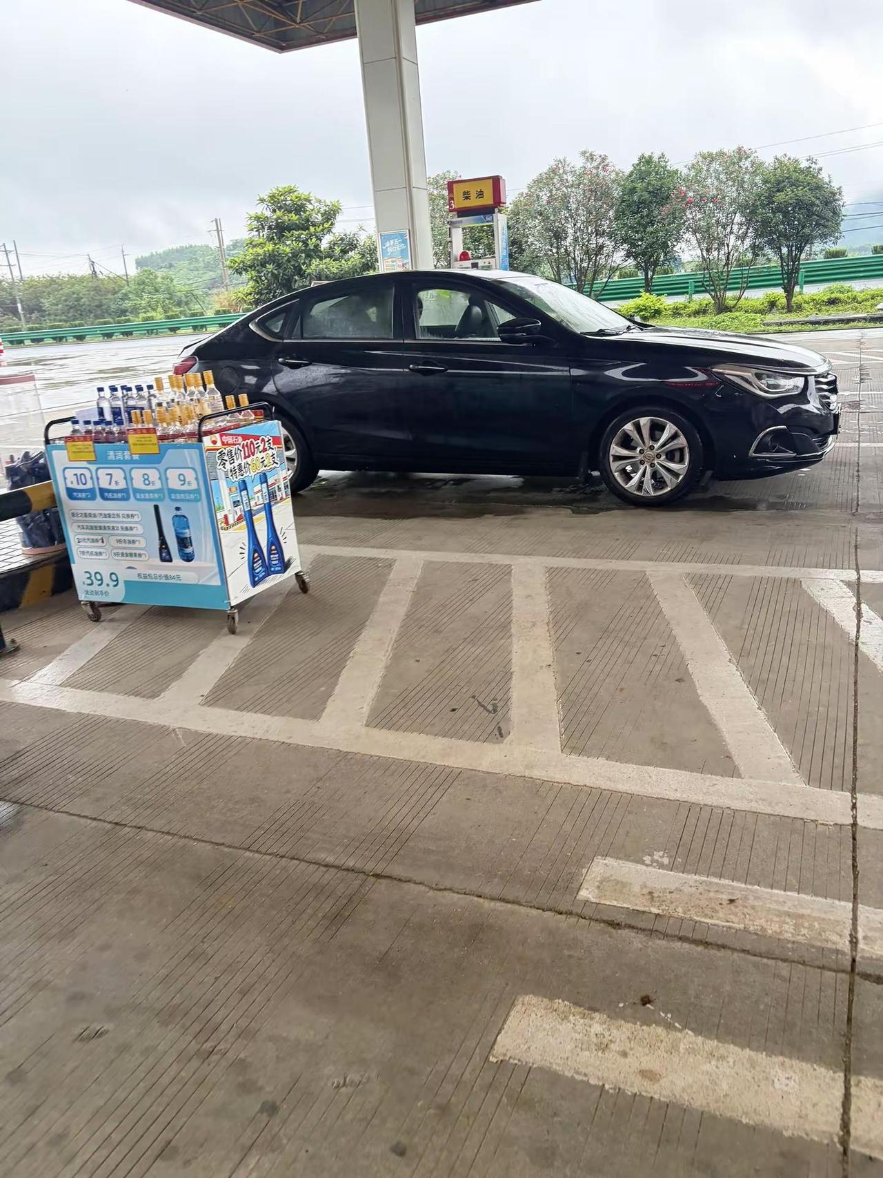 油箱加满，心却无处安放。满心惶恐想逃离了。盼余震不再，盼故土平安，盼所有人都能安