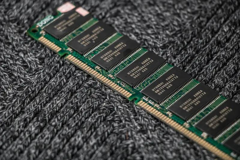 内存条价格出现断崖式下跌 内存条价格暴跌太疯狂了！有批发商说，一款主流16G内存