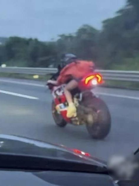 “不作死就不会死！”G15沈海高速，一名年轻女孩，骑红色杜卡迪Panigale 
