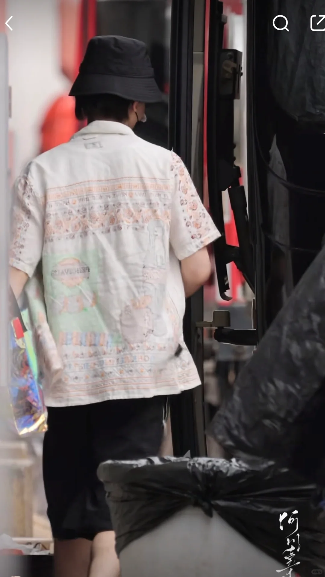 衣服穿反了🤣