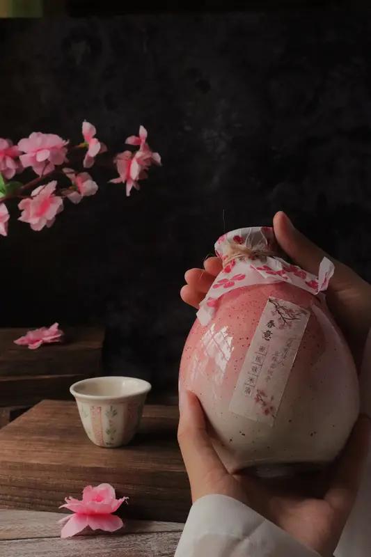 看到“春风赠我桃花酒”这个上联，瞬间就来了兴致。这上联意境太美，春风带着浪漫，桃