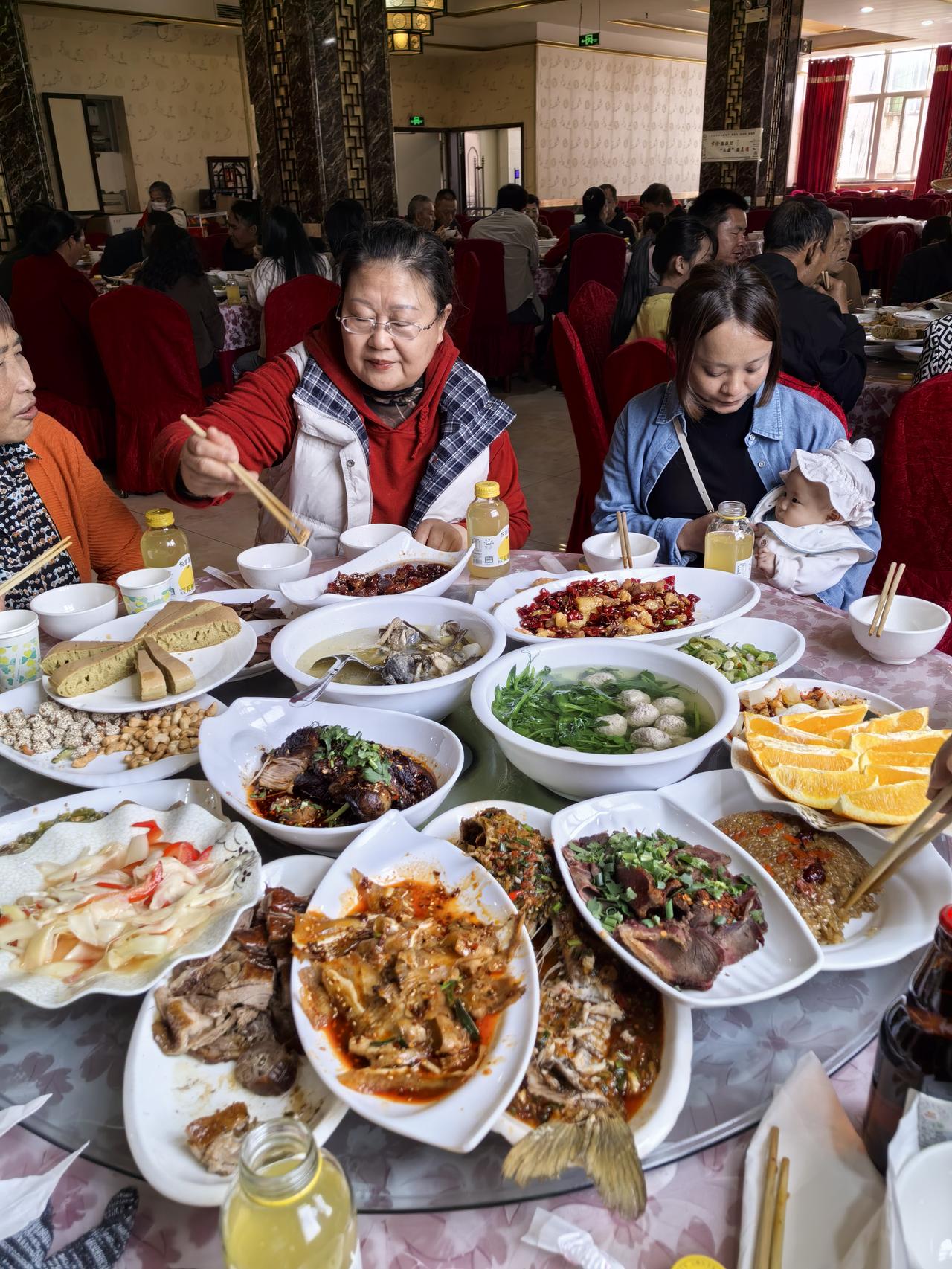 健康小常识：中医认为“心主血脉”与“心藏神”，
心气虚是很多心脏问题的根源，通常