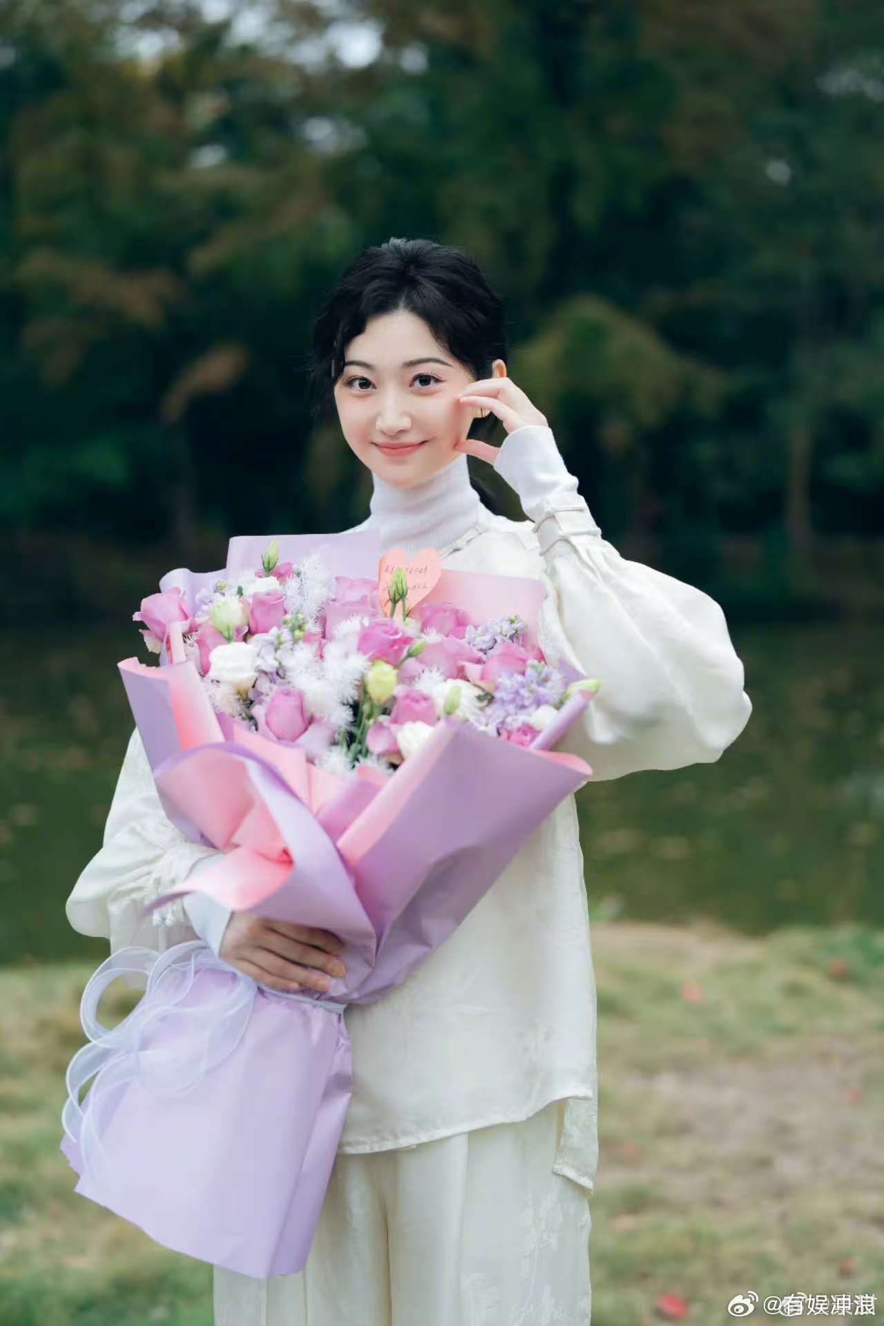 景甜龙骨焚箱捧花杀青照景甜张彬彬龙骨焚箱杀青大合照景甜龙骨焚箱捧花杀青照，不错，