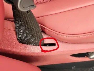 今天我路过某品牌店看到了某8和某9安全带出口可以看穿内部银色螺钉两个方案贵的，高