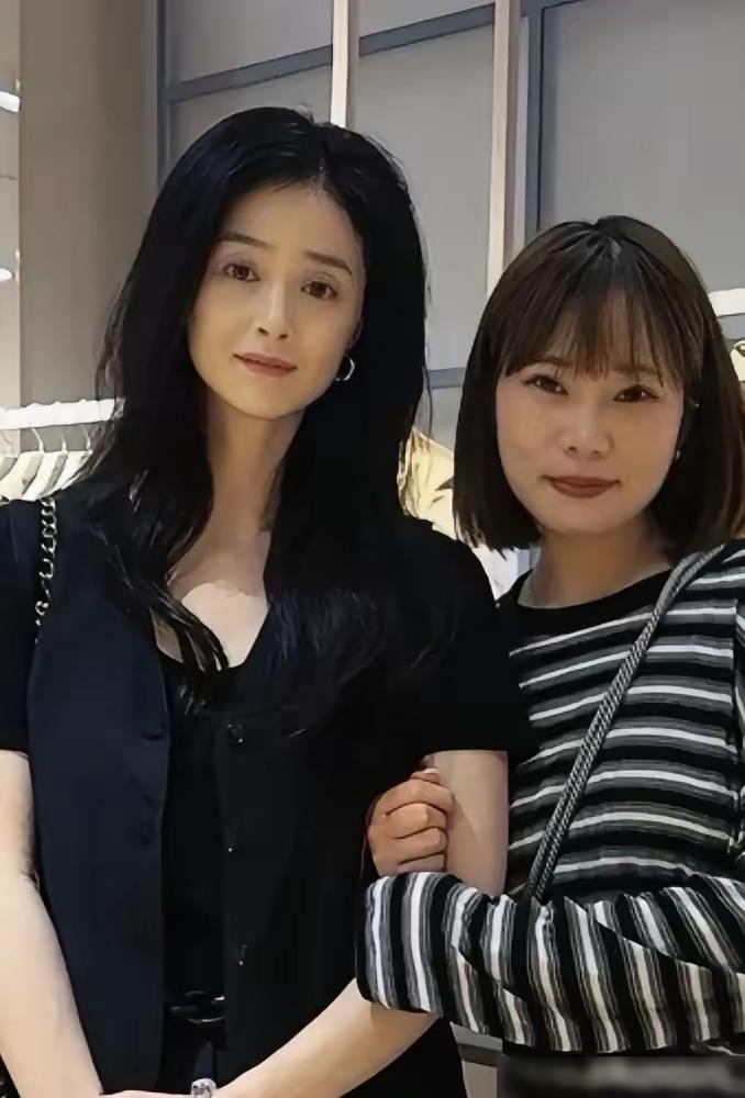 华妃蒋欣瘦脱相了，身高1米71的大骨架，如今只有112斤。

太瘦了反而不好看，