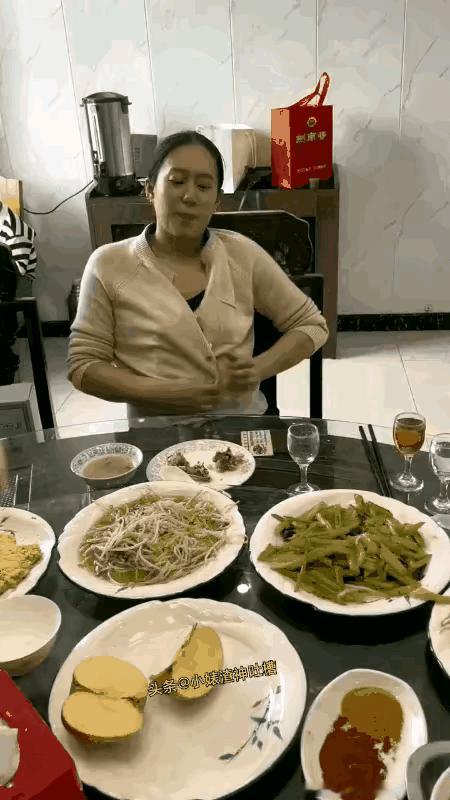 朋友聚餐喝得正嗨，酒过三巡，对面姐们突然伸手解上衣扣子！我们一群人瞬间僵住，手里