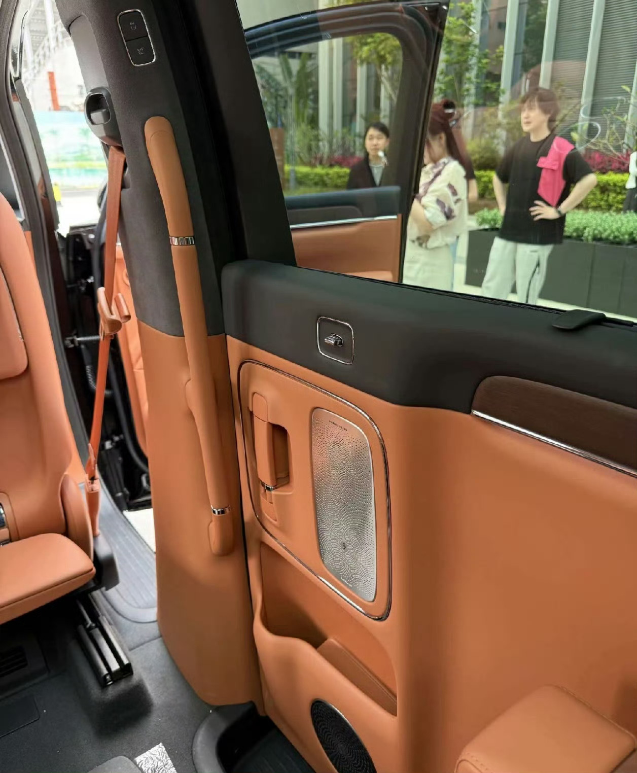 智界V9实车内饰曝光，感受一下~这个观感，像是多少钱的车？ 