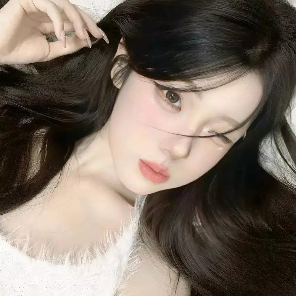 温柔眼眸，甜美少女心，一抹粉唇，自然美如画