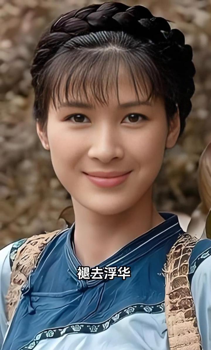 谁能信她已经46了？岁月赠她傲骨与柔情，半生起伏，眸中仍燃着少年般炽烈的生命力。