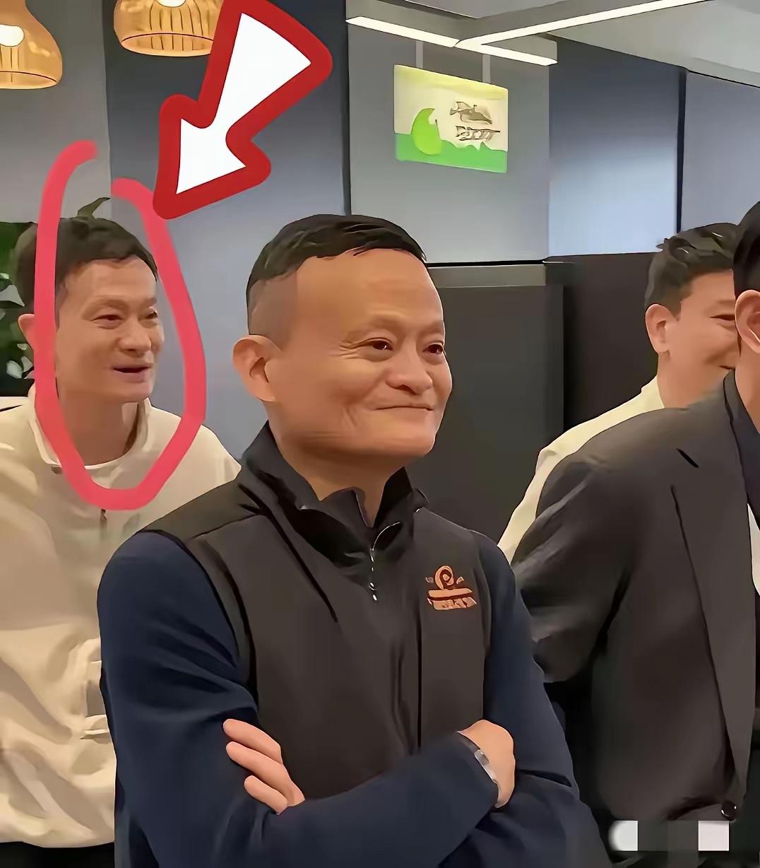 马云后面这位男士是谁？