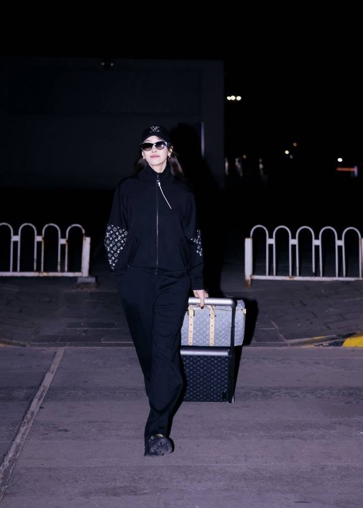 宋茜出发巴黎时装周，准备看秀去了。 ​​​