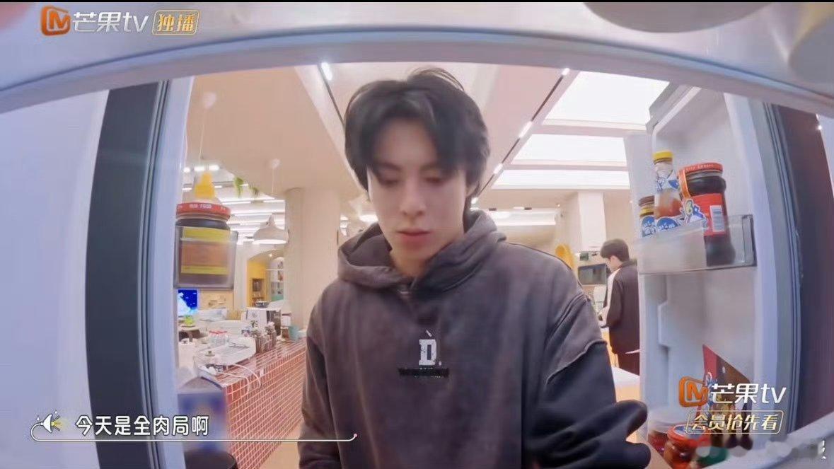 王鹤棣炒饭给我吃两口怎么了要被王鹤棣做的炒饭馋晕了，怎么长这么帅，还这么会做饭[