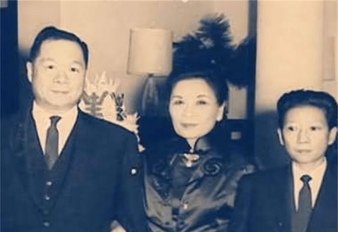 1939年，孔祥熙23岁的长子孔令侃，在去美国的途中，竟偷偷和母亲宋蔼龄的＂牌友