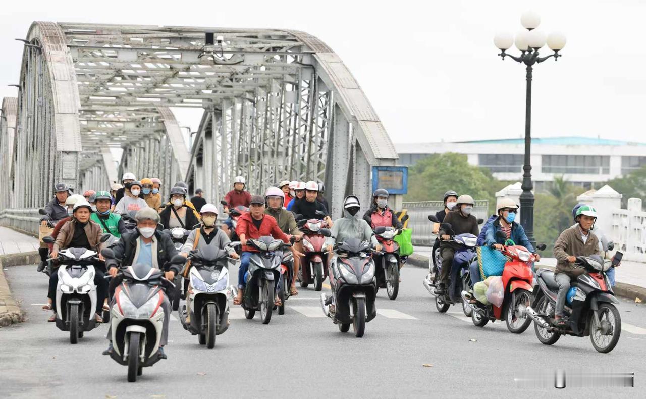 摩托大军，摄于越南顺化香江大铁桥。成都市摄影艺术家协会“一带一路”系列釆风之越南