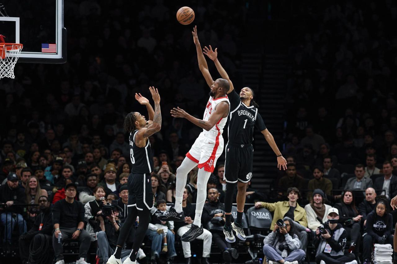 其实火箭目前的打法只要阿杜年轻10岁，一切问题就迎刃而解了

现在是防守有余进攻