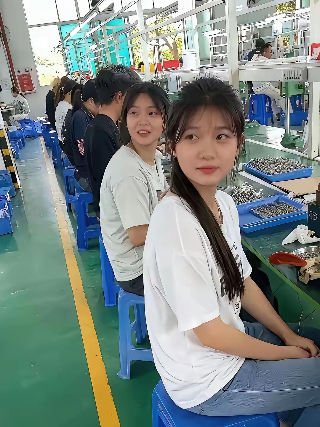厂花巷的小姑娘
 
南方的夏末，工业区的厂花巷总飘着洗衣粉和饭菜的香，二十岁的林