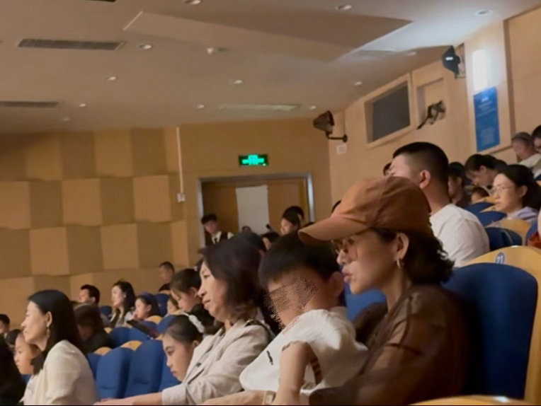 章子怡也看了醒醒演出章子怡抱儿子看醒醒演出 醒醒今天登台表演，章子怡也抽空带上小