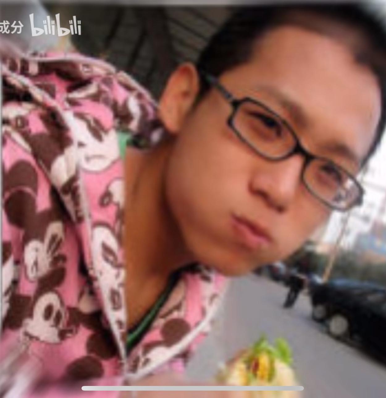 网友们太厉害了，

找到了自由极光年轻时候的照片，

可以看到那时候的极光光充满