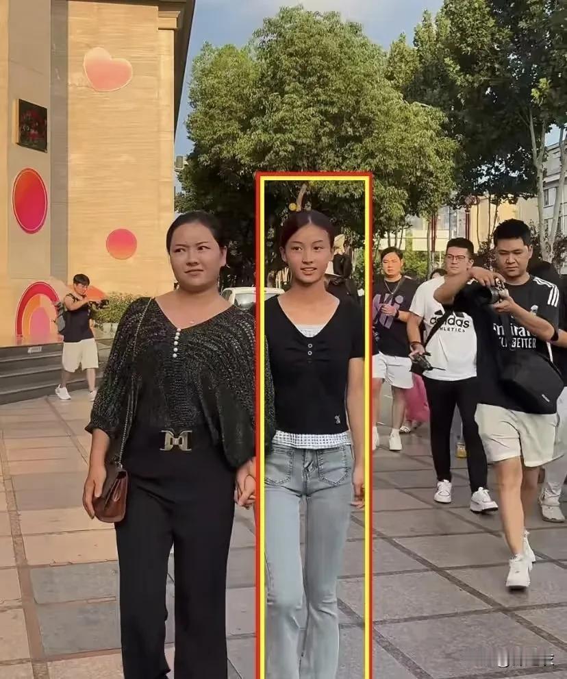 也许是各花入各眼吧，而七七这个小姑娘，有的人就是很能get到这种长相，所以把她夸