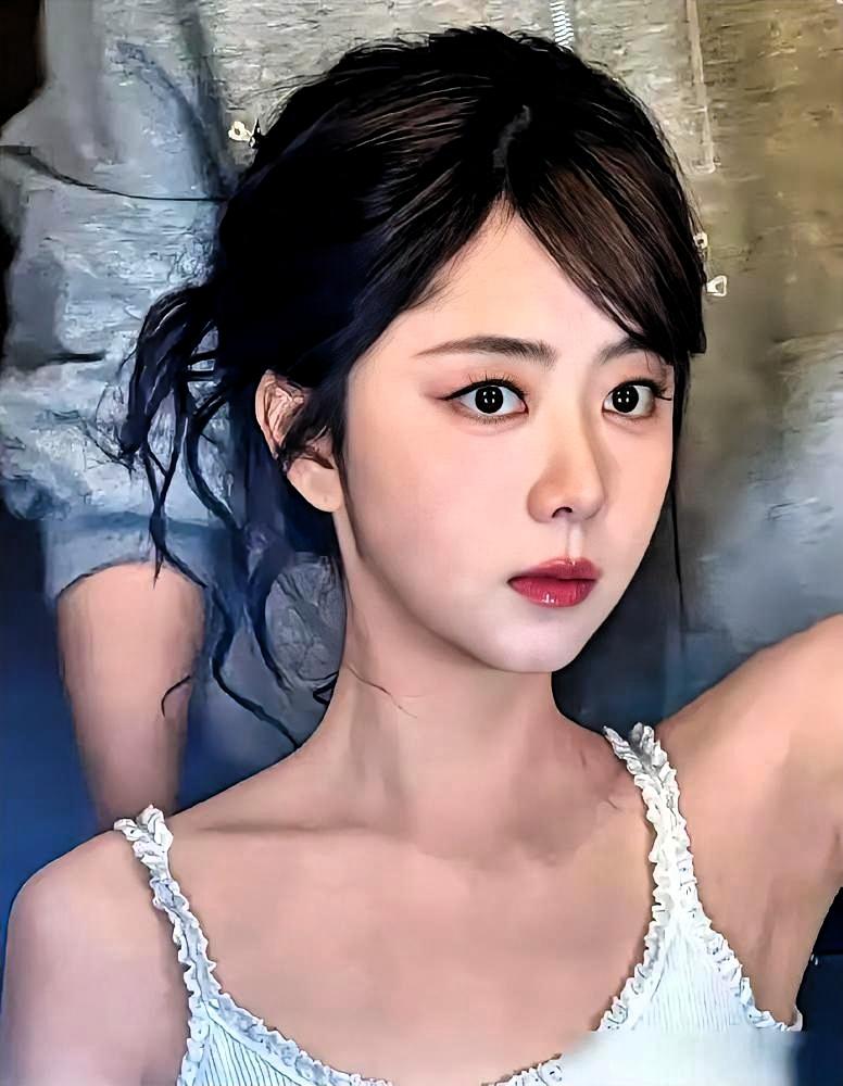 谭松韵这人，藏得太深了。
表面笑嘻嘻拍甜剧， 背地里干的事让人破防。
董晴低谷那