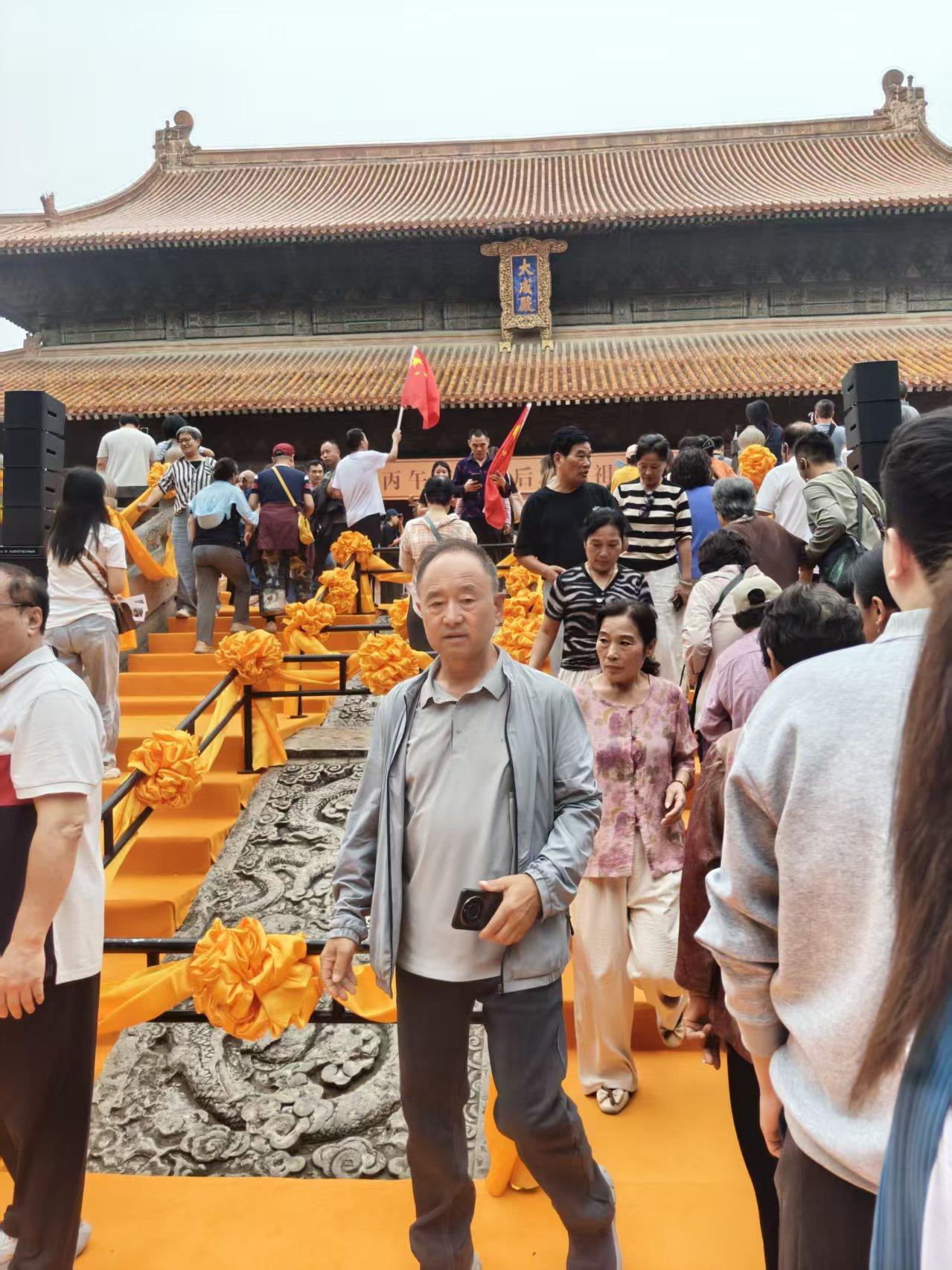 国庆没凑别的热门景点的热闹，直接扎去曲阜孔庙，刚好撞上9月28日的祭孔大典，那场