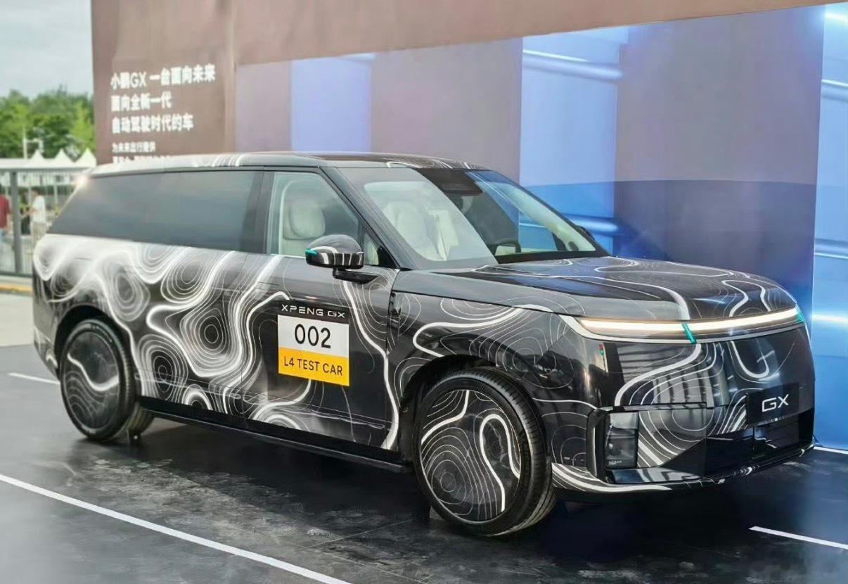 小鹏官方发布消息，何小鹏亲自体验小鹏Robotaxi内测，成为了首位内测用户，而