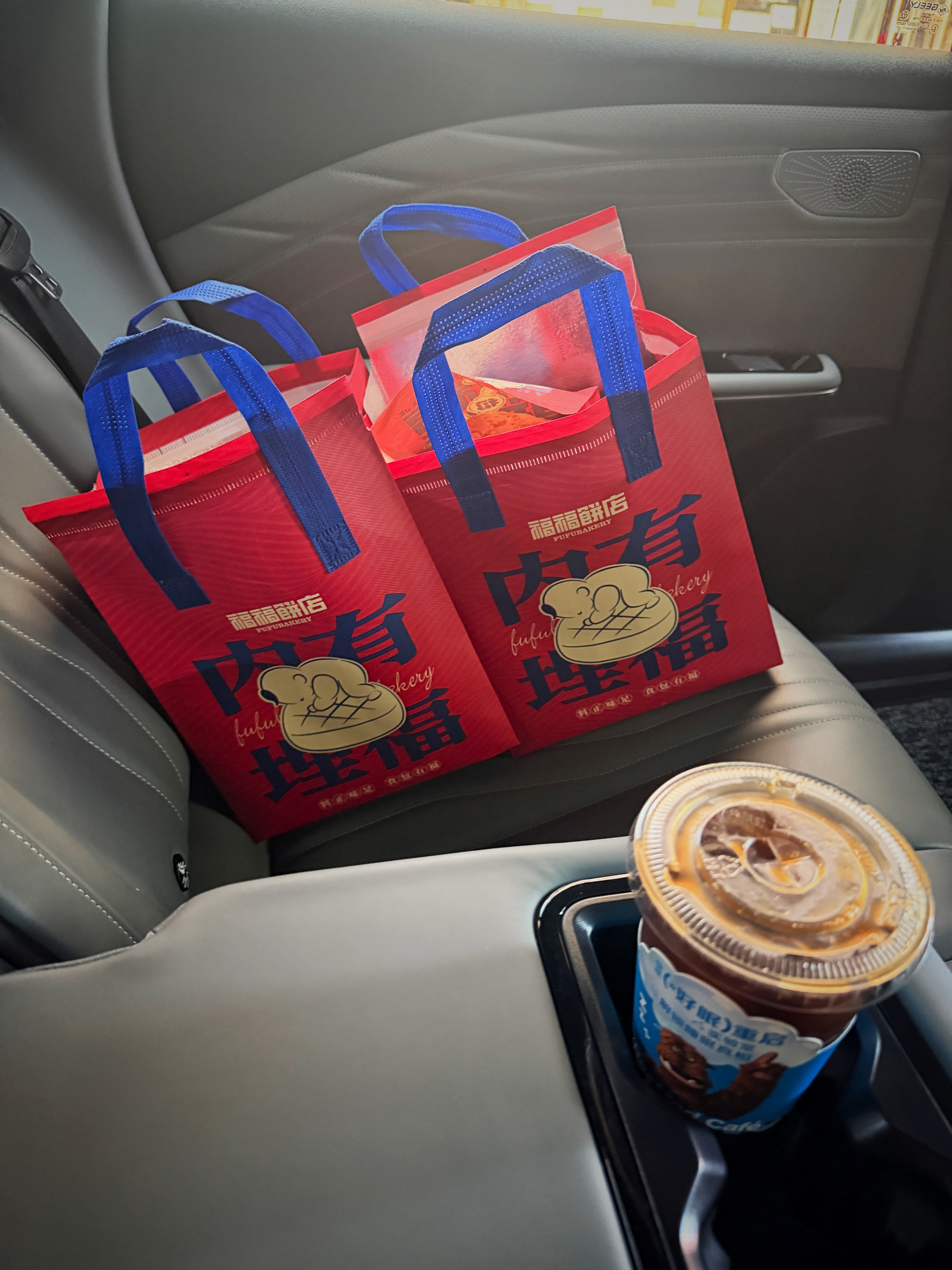 买了些蛋挞去看望在上海跑CTCC的老朋友们，非比赛和工作我几乎不去赛车场，这好像