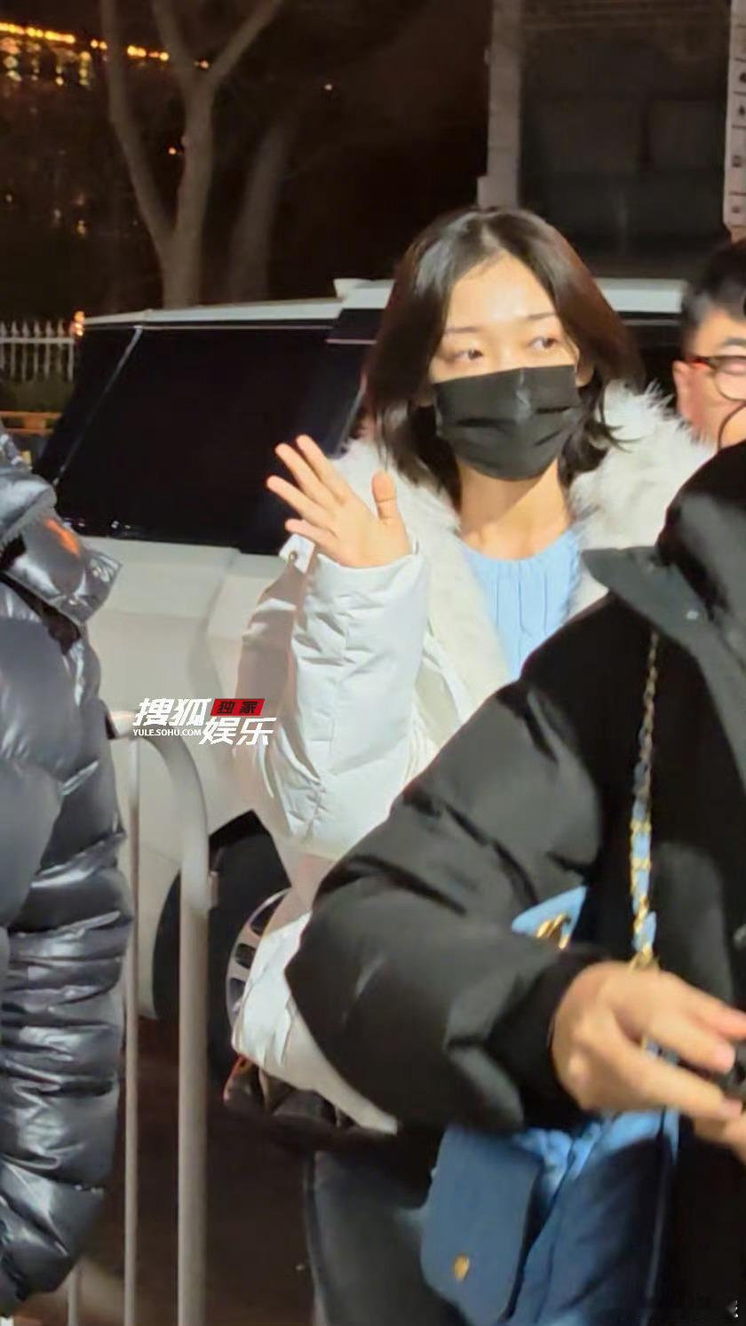 希林娜依高现身央视 希林娜依高现身央视马年春晚第一次联排，又会有什么惊喜呢，粉丝